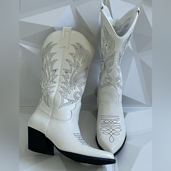 Shoes - 🤍ivory women's boots women’s 
Size: 6